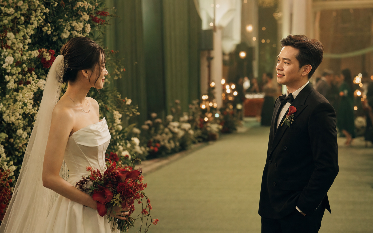 My và Joseph nhìn thấy nhau giữa không gian tiệc cưới
